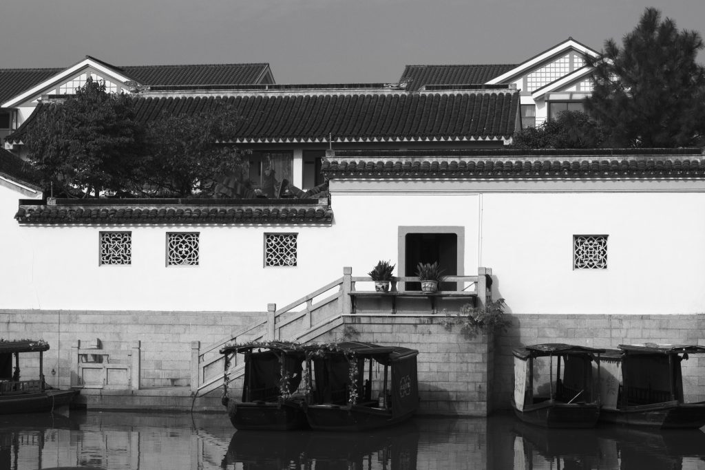 白墙黑瓦小桥流水-水乡代表元素